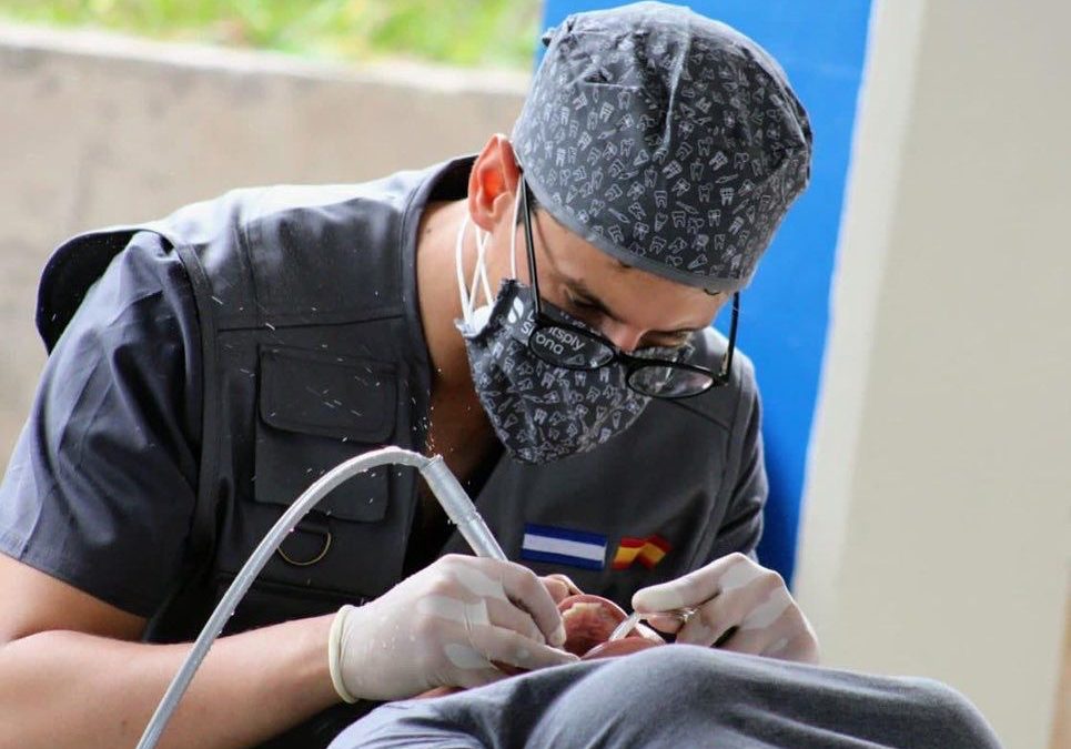 Nuestro odontólogo Alberto Cruz vuelve a dibujar ‘Sonrisas para el Salvador’